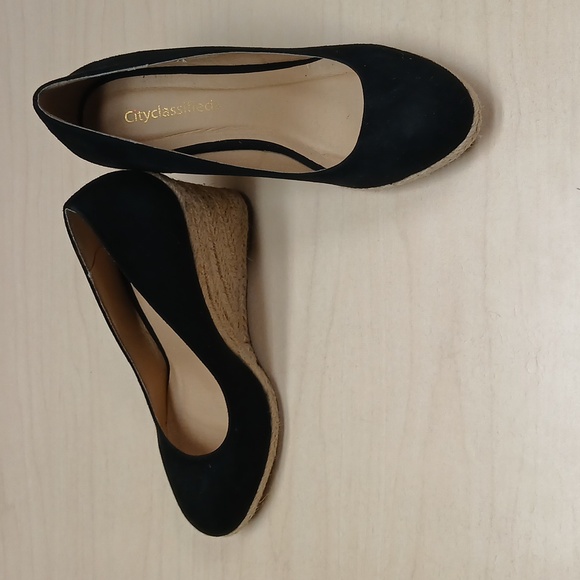 City Classified Women's Black Wedge Shoes Size 8.5 - Picture 2 of 4